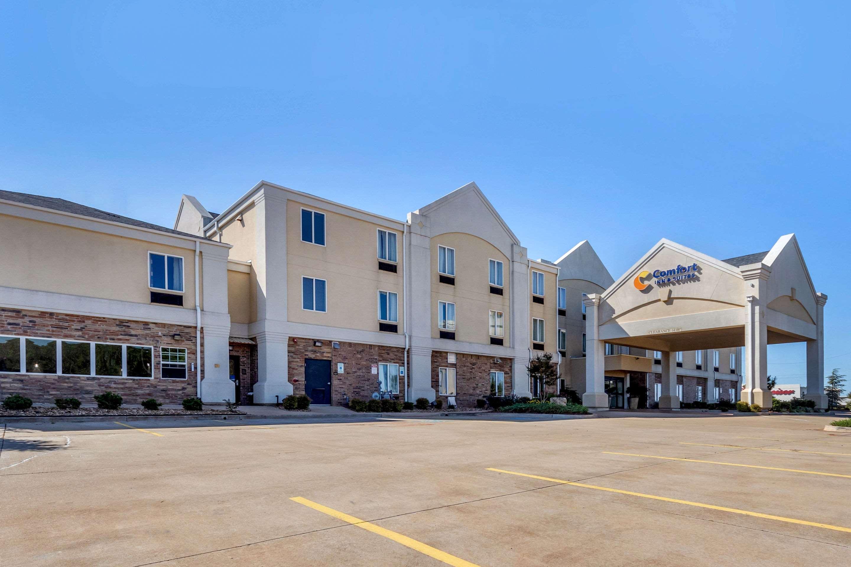 Comfort Inn & Suites Perry I-35 Exterior photo
